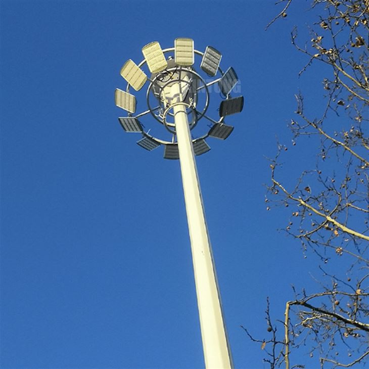 Poste de iluminação com mastro alto de 20 m com suporte de lâmpada